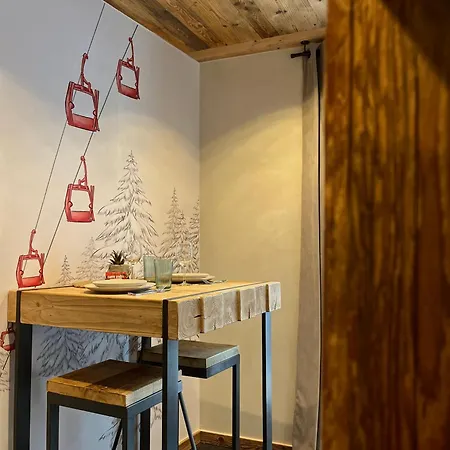 Le Nid De L'aiguille - Au Pied De L'aiguille Du Midi